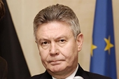 EU wants talks with U.S. over Boeing-De Gucht