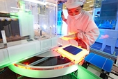 US lawmakers press for broader restraints on China solar imports