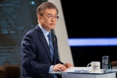 Moon Enlists Chaebol Execs to Disarm Trump's Trade Threat