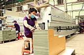 Fearing anti-dumping lawsuits, VN wooden furniture firms diversify markets