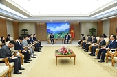 PM suggests Samsung see Vietnam as strategic manufacturing, export base
