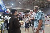 The international buyers promote to purchase Vietnamese goods